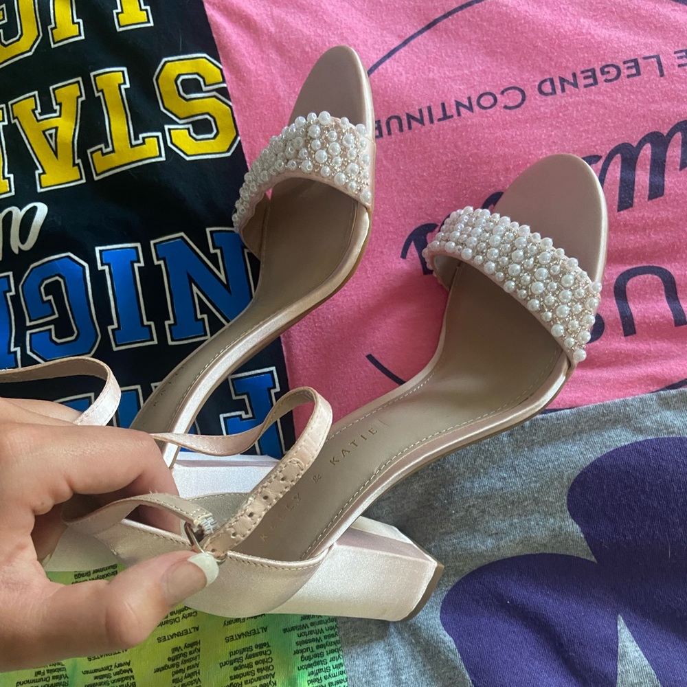 Kelly and Kaitie brand new size 9 heels. Didn’t fit my foot but are so pretty!!